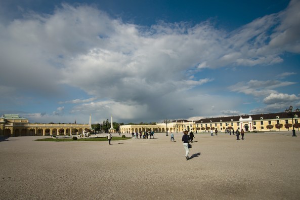 48Il cortile di Schonbrunn copia