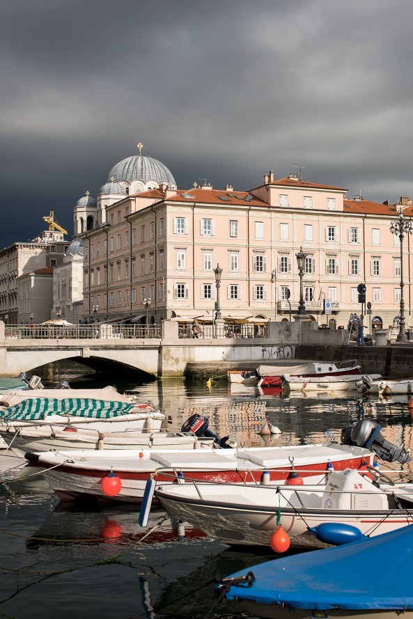 Barche sole palazzi e cielo minaccioso