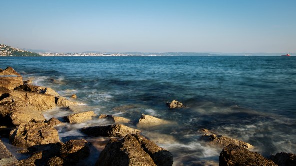 Scogliera sulla città copia