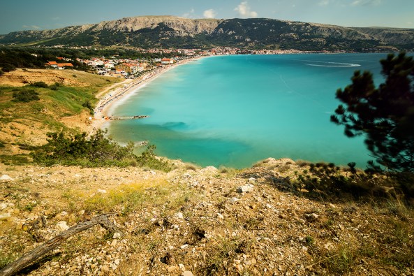 La baia di Baska dall'alto copia