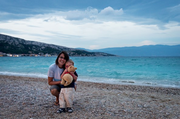 Mama e picio sulla spiaggiona di Baska copia